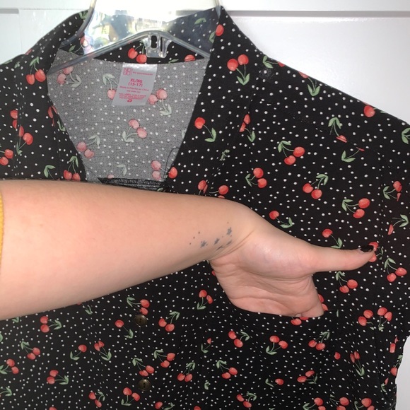 No Boundaries Women’s Cherry Print Button Down - Picture 5 of 6